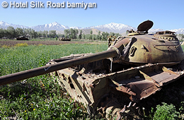 丘に残された戦車　－　バーミヤン
